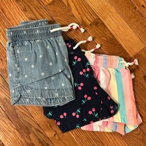 Oshkosh shorts size 4/5 (3pair)